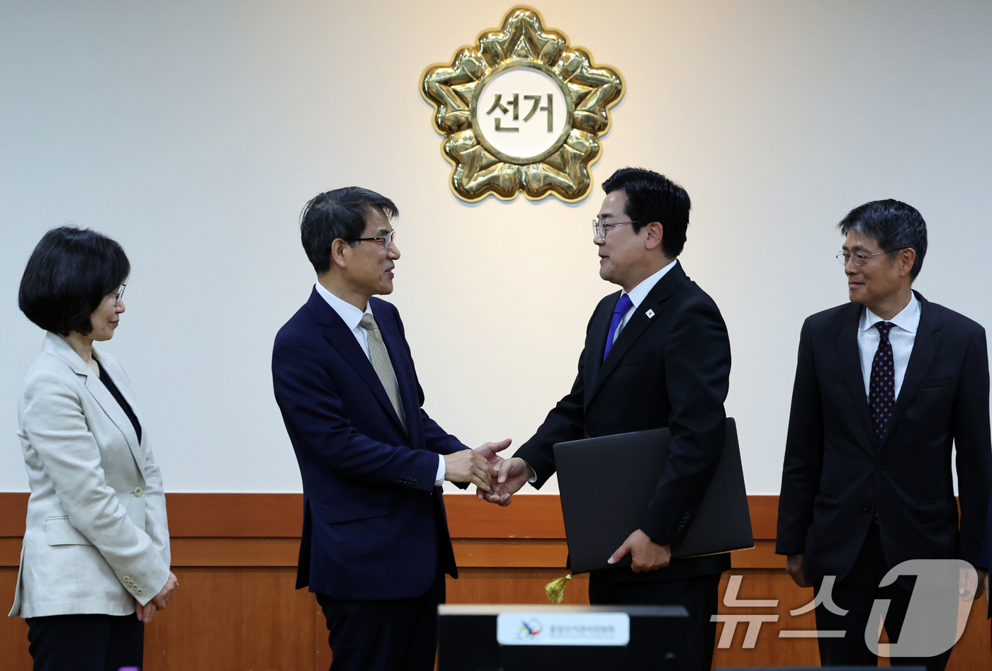 (과천=뉴스1) 황기선 기자 = 노태악 중앙선거관리위원장(왼쪽)이 4일 오전 경기 과천시 중앙선관위에서 박찬대 더불어민주당 원내대표에게 이재명 대통령 당선증을 수여 후 악수를 하고 …