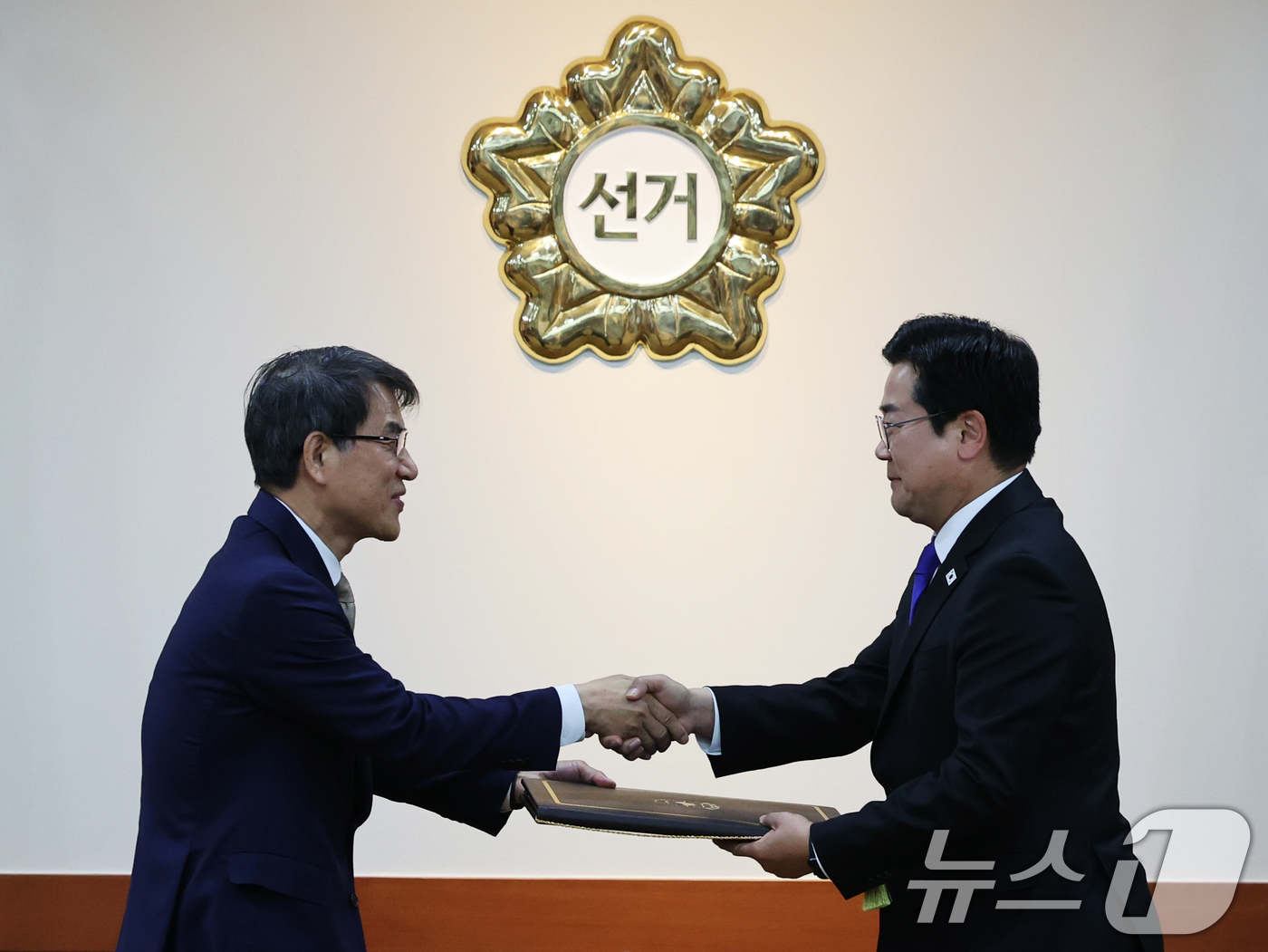 (과천=뉴스1) 황기선 기자 = 노태악 중앙선거관리위원장(왼쪽)이 4일 오전 경기 과천시 중앙선관위에서 박찬대 더불어민주당 원내대표에게 이재명 대통령 당선증을 수여하고 있다.  2 …