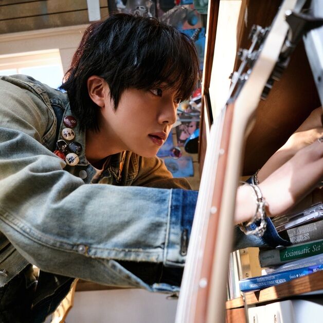 방탄소년단 진, 美 '빌보드 200' 2주 연속 랭크…글로벌 인기