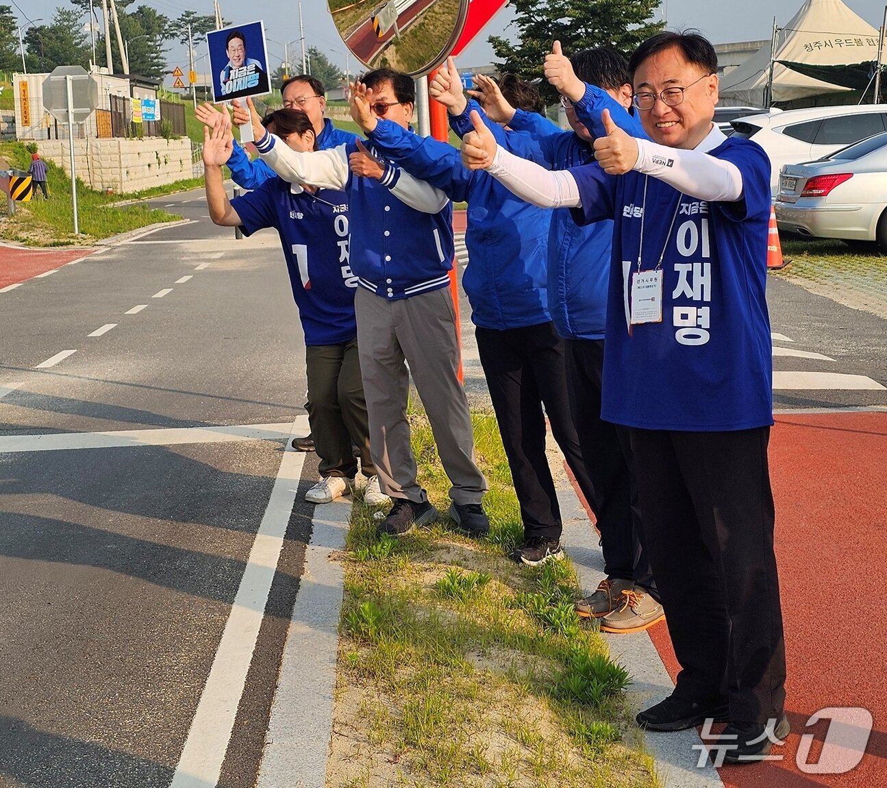 본문 이미지 - 이광희 더불어민주당 충북도당위원장&#40;오른쪽&#41;과 새벽별동대.&#40;자료사진&#41;/뉴스1