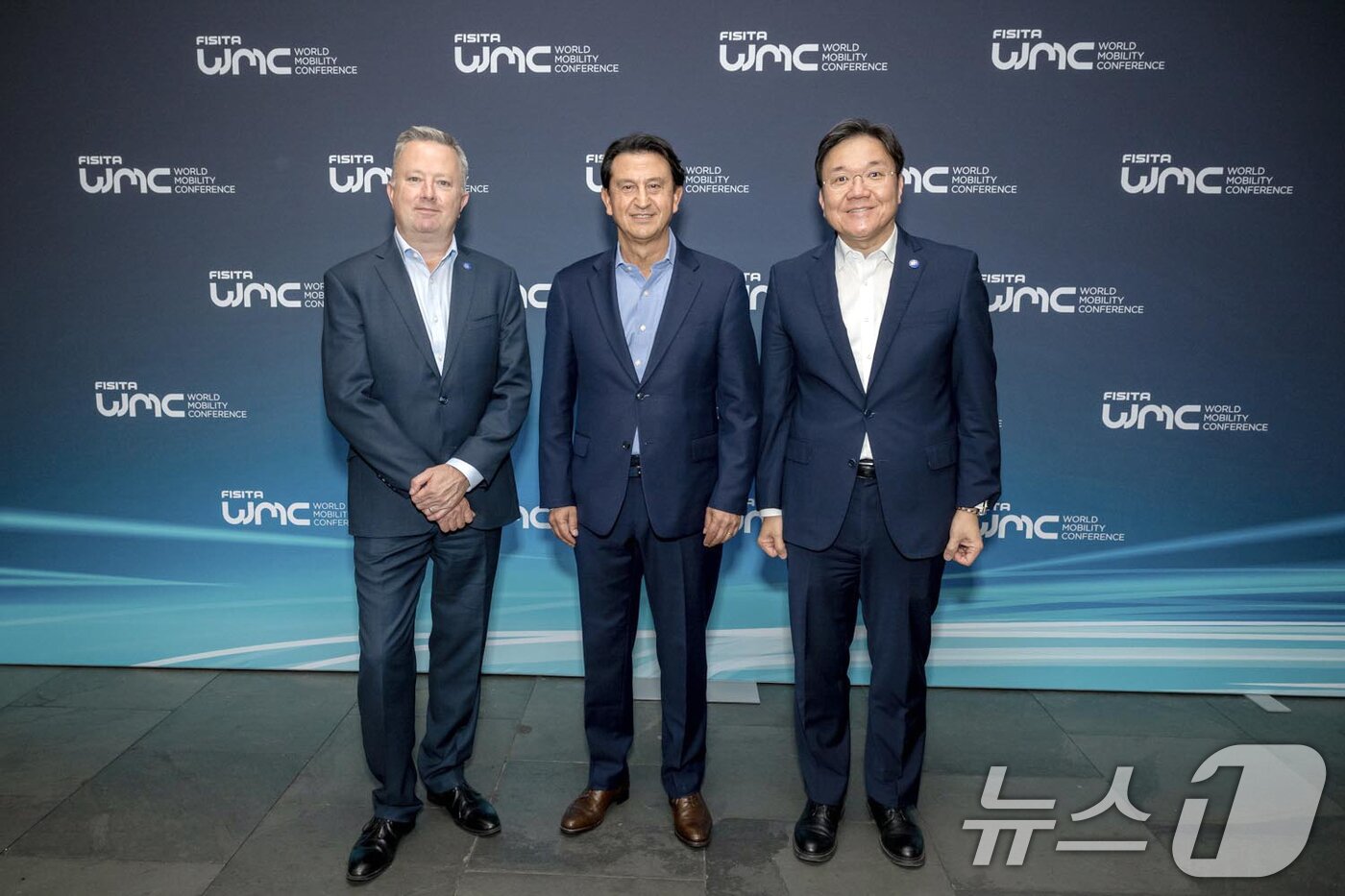 본문 이미지 - 현대차그룹은 오는 5일까지(현지시간) 스페인 바르셀로나의 카탈루냐 콩그레스 센터에서 열리는 세계자동차공학회연합 원드 모빌리티 컨퍼런스 2025에서 그룹의 미래 모빌리티 기술 비전에 대해 발표했다고 4일 밝혔다. 지난 3일(현지시간) 현대차 대표이사 호세 무뇨스 사장이 크리스 맨슨 FISITA CEO, 김창환 현대차·기아 전동화에너지솔루션담당 부사장과 함께 기념 촬영을 하고 있다. (현대차그룹 제공. 재판매 및 DB 금지) 2025.6.4/뉴스1