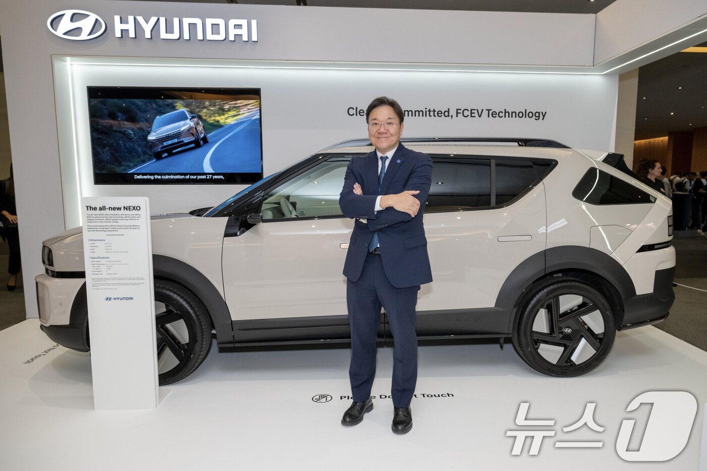 본문 이미지 - 현대차그룹은 오는 5일까지(현지시간) 스페인 바르셀로나의 카탈루냐 콩그레스 센터에서 열리는 세계자동차공학회연합 원드 모빌리티 컨퍼런스 2025에서 그룹의 미래 모빌리티 기술 비전에 대해 발표했다고 4일 밝혔다. 지난 3일(현지시간) 김창환 현대차·기아 전동화에너지솔루션담당 부사장이 신형 수소전기차 '디 올 뉴 넥쏘' 앞에서 기념 촬영을 하고 있다. (현대차그룹 제공. 재판매 및 DB 금지) 2025.6.4/뉴스1