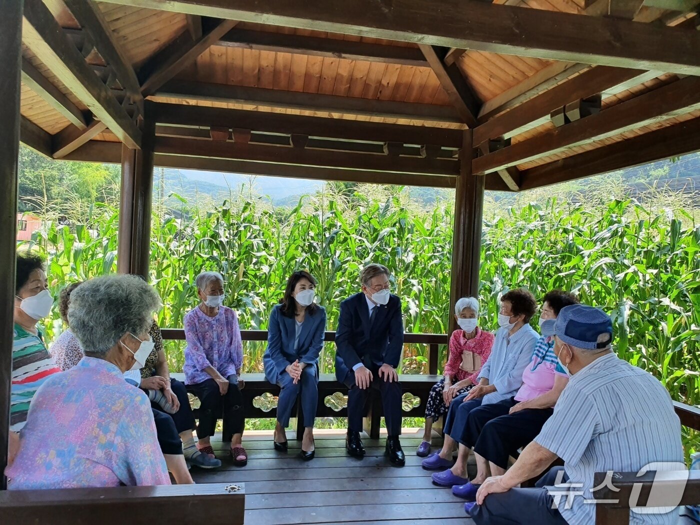 본문 이미지 -  2021년 당시 충주시 산척면 대소강마을을 찾은 이 대통령 부부가  수해를 본 주민들을 위로하고 있다.&#40;독자 제공. 재판매 및 Db금지&#41;/뉴스1