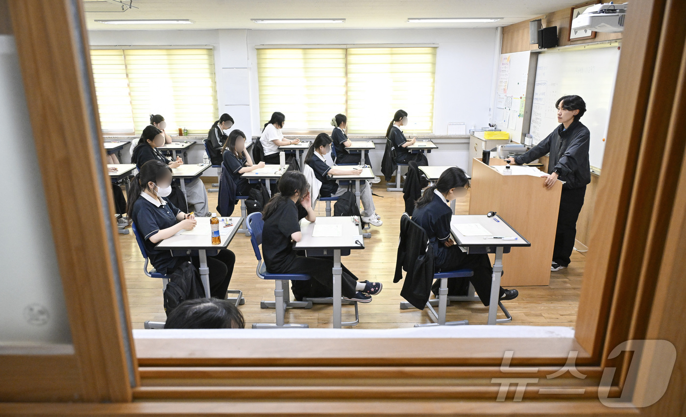 (서울=뉴스1) 사진공동취재단 = 2026학년도 대학수학능력시험 6월 모의평가가 치러진 4일 서울 영등포구 여의도여자고등학교에서 학생들이 시험 준비를 하고 있다.  2025.6.4 …