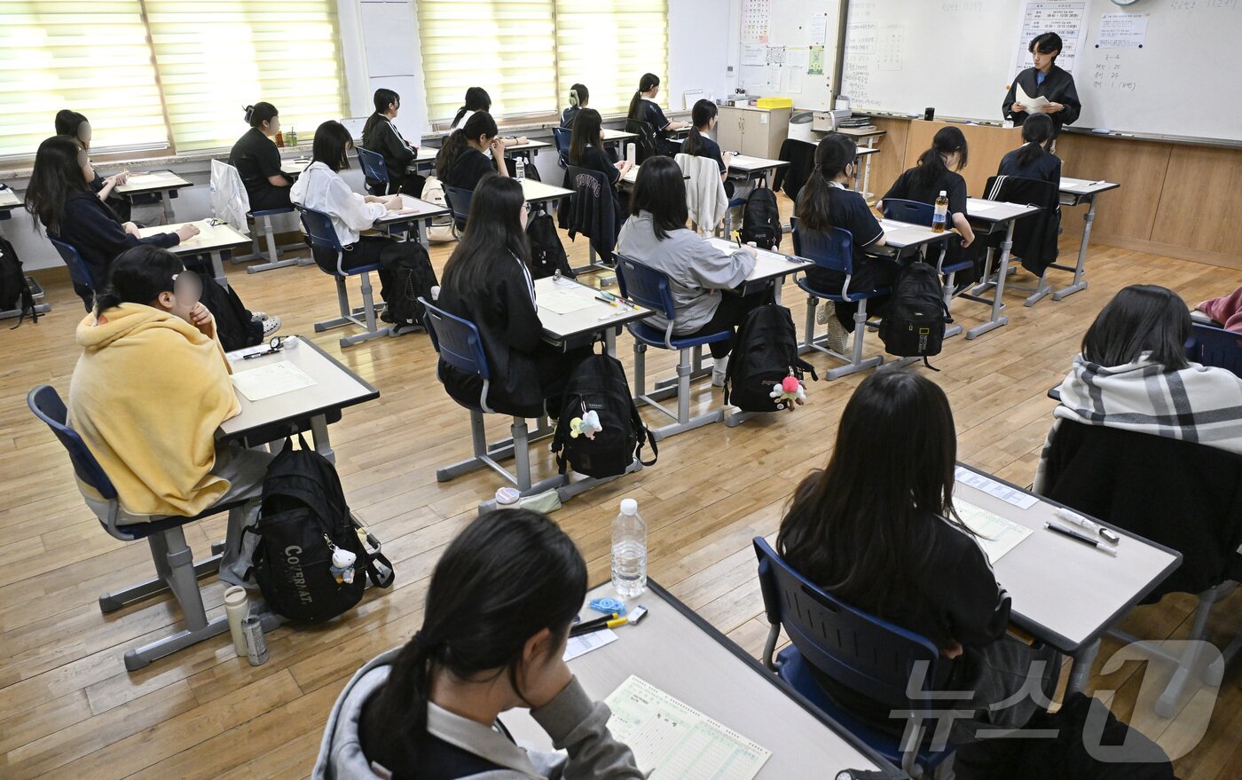 본문 이미지 - 2026학년도 대학수학능력시험 6월 모의평가가 치러진 4일 서울 영등포구 여의도여자고등학교에서 학생들이 시험 준비를 하고 있다. 2025.6.4/뉴스1 ⓒ News1 사진공동취재단