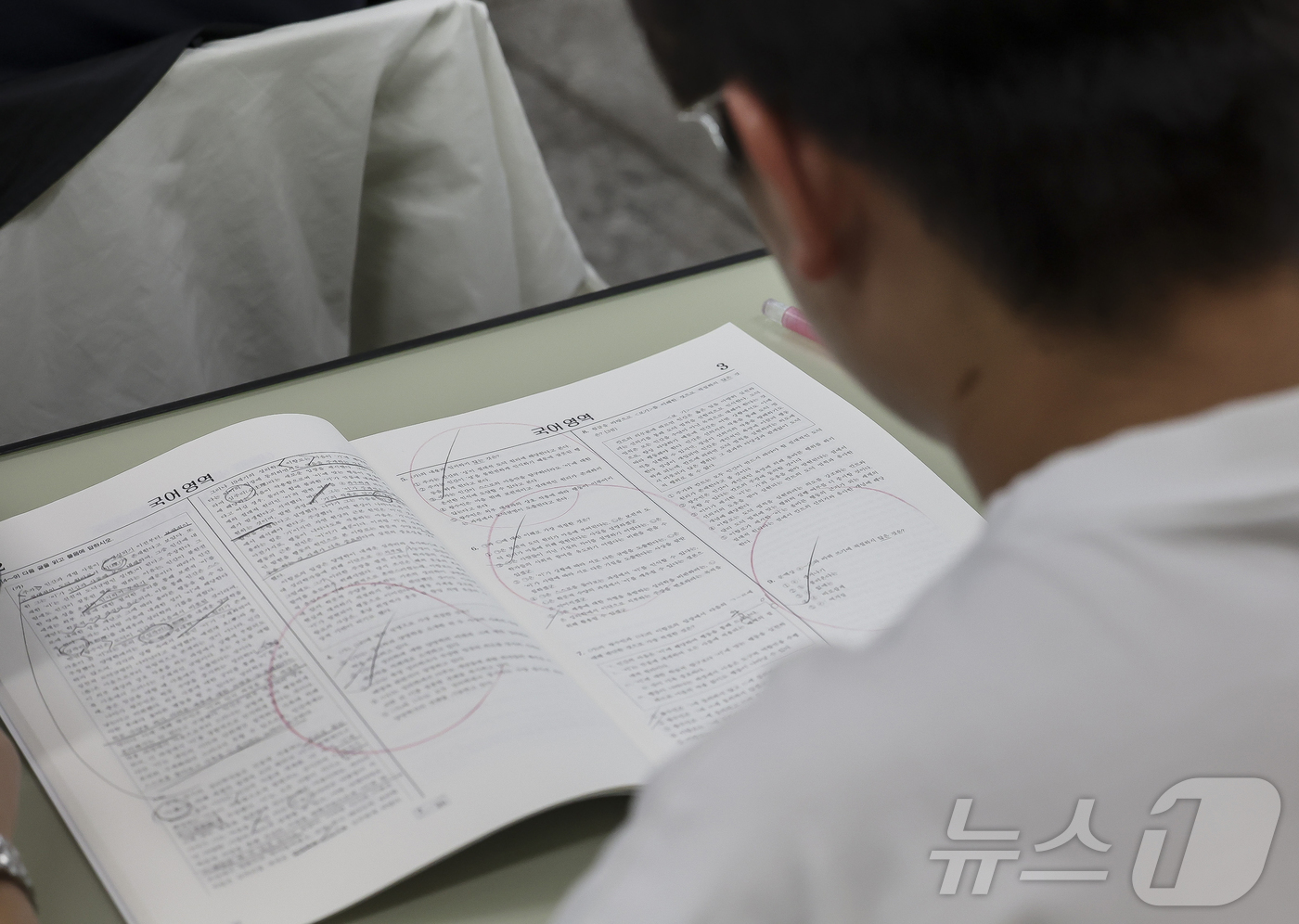 (서울=뉴스1) 사진공동취재단 = 2026학년도 대학수학능력시험 6월 모의고사가 치러진 4일 오전 서울 광진구 광남고등학교에서 3학년 학생들이 시험 준비를 하고 있다.  2025. …