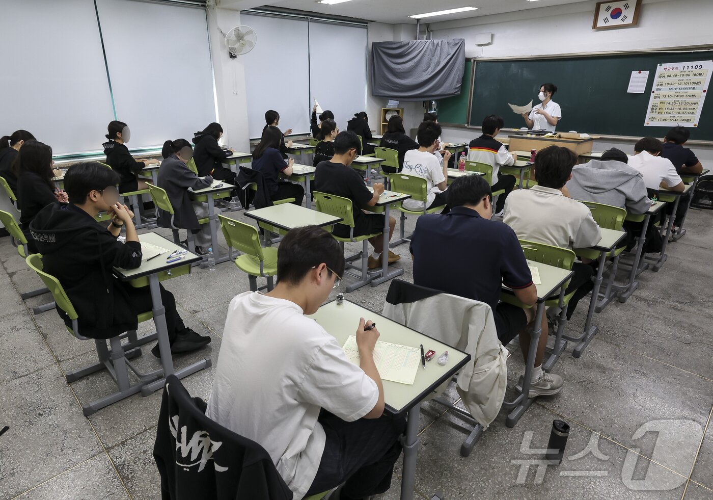 본문 이미지 - 2026학년도 대학수학능력시험 6월 모의고사가 치러진 4일 오전 서울 광진구 광남고등학교에서 3학년 학생들이 시험 준비를 하고 있다. 2025.6.4/뉴스1 ⓒ News1 사진공동취재단
