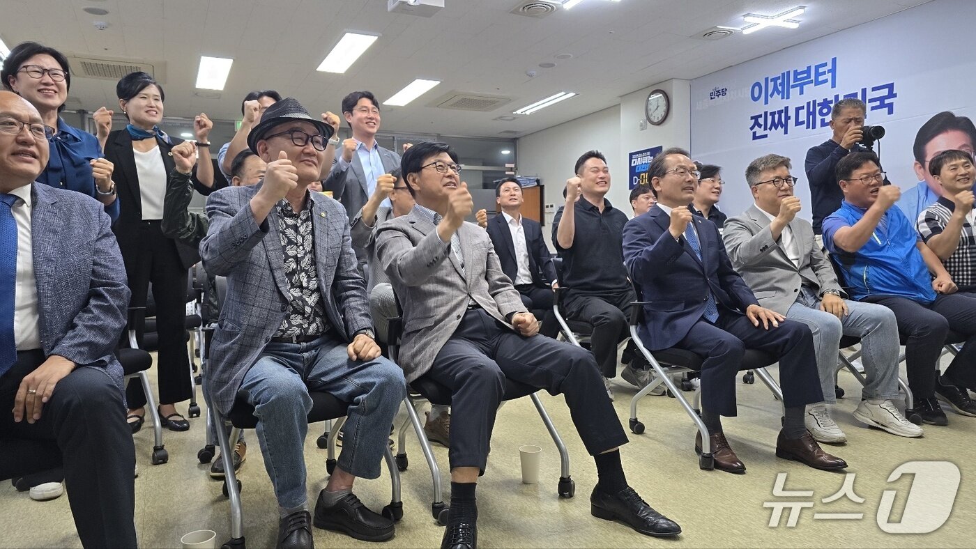 본문 이미지 -  3일 오후  더불어민주당 세종시다아에 꾸려진 개표 상황실에서 방송3사 출구조사 결과가 나오자 환호하고 있다.  ⓒ 뉴스1 장동열 기자