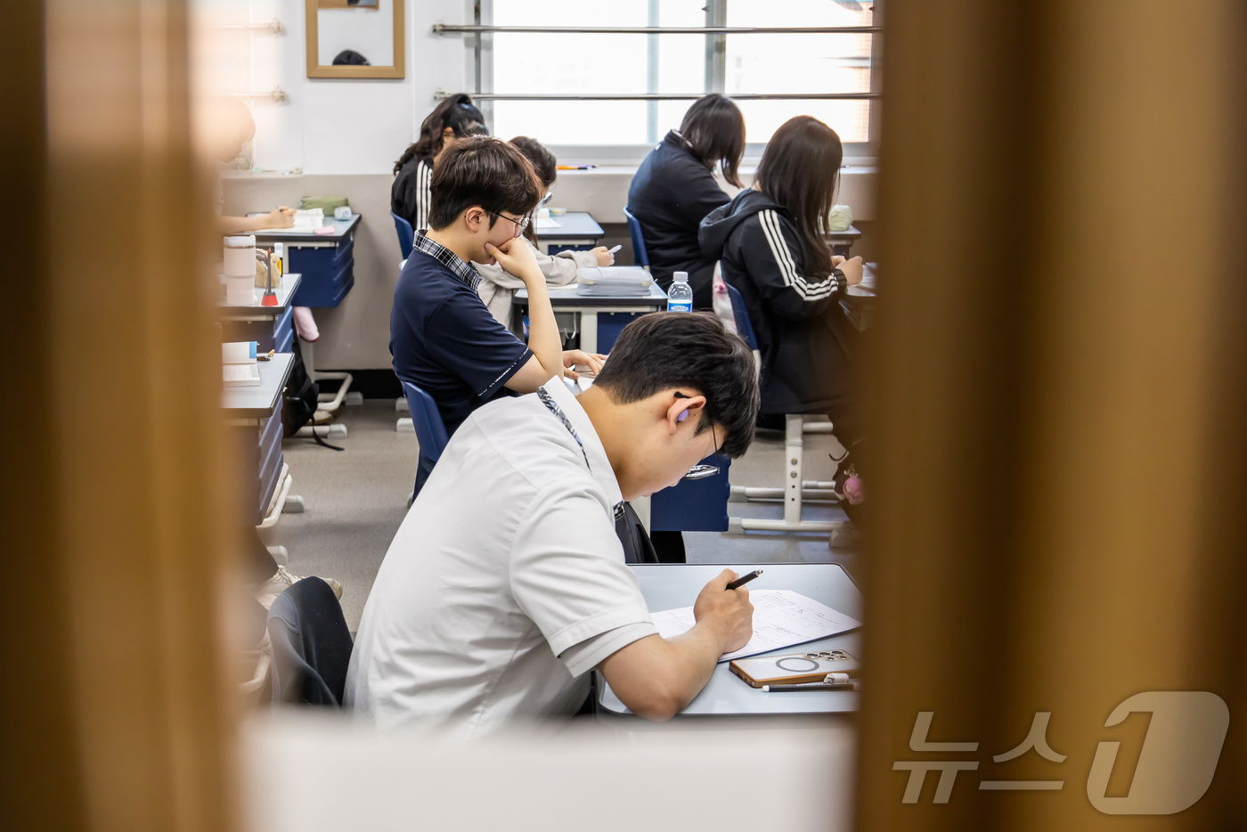 (서울=뉴스1) 사진공동취재단 = 대학수학능력시험 6월 모의평가 시행일인 4일 오전 서울 금천구 금천고등학교에서 학생들이 시험 준비를 하고 있다. 2025.6.4/뉴스1