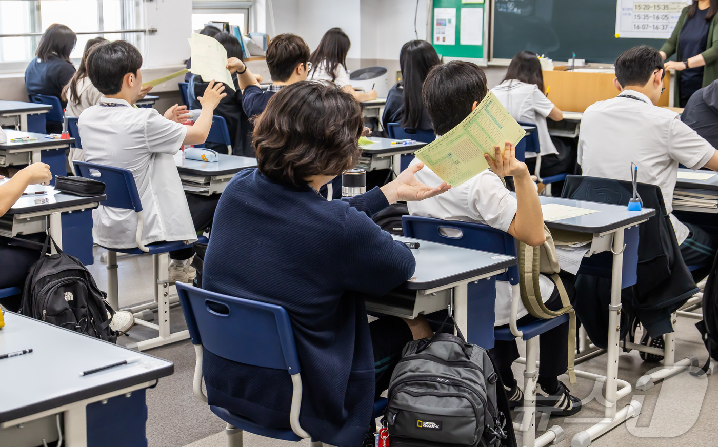 (서울=뉴스1) 사진공동취재단 = 대학수학능력시험 6월 모의평가 시행일인 4일 오전 서울 금천구 금천고등학교에서 학생들이 답안지를 배부받고 있다. 2025.6.4/뉴스1