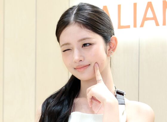 '볼콕' 포즈 요청에 망설인 걸그룹 멤버…"선거 끝났는데 얼마나 시달렸으면"