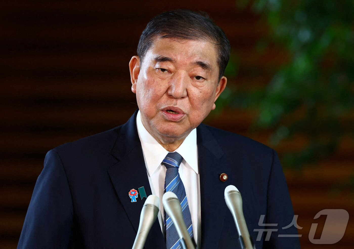 본문 이미지 - 이시바 시게루 일본 총리가 2025년 5월 21일 도쿄 관저에서 신임 농림수산대신 고이즈미 신지로와 회의 후 기자회겨을 열고 있다. 2025.5.21 ⓒ 로이터=뉴스1 ⓒ News1 강민경 기자