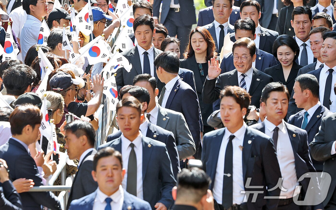 본문 이미지 - 이재명 대통령과 김혜경 여사가 제21대 대통령 임기를 시작한 4일 오전 인천 계양구 자택 앞에서 열린 주민 환송 행사를 마친 후 국립서울현충원으로 향하고 있다. 2025.6.4/뉴스1 ⓒ News1 오대일 기자