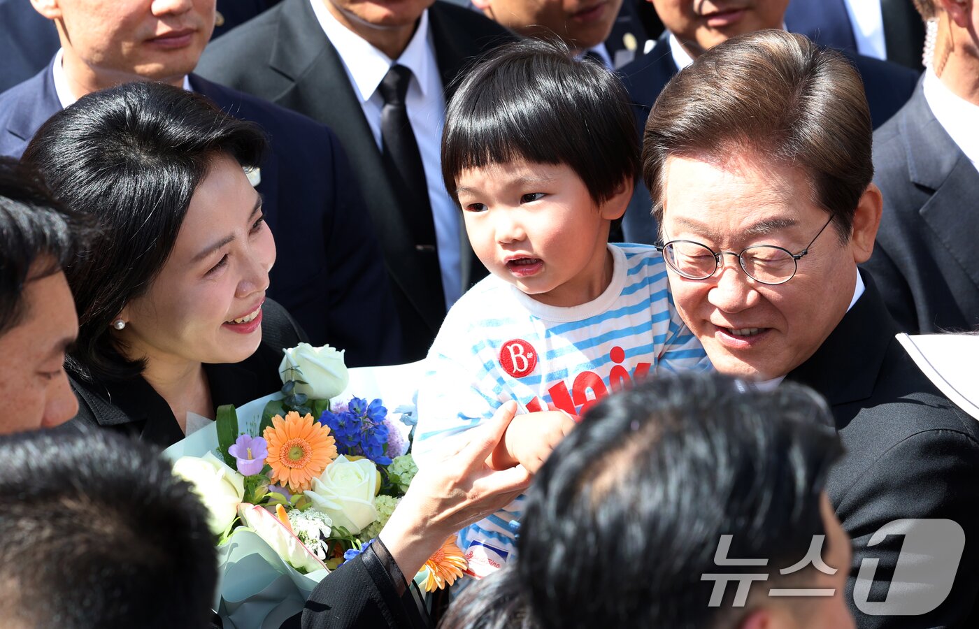 본문 이미지 - 이재명 대통령과 김혜경 여사가 4일 오전 인천시 계양구 자택에서 나오며 환송나온 시민들과 인사를 하고 있다. 2025.6.4/뉴스1 ⓒ News1 김명섭 기자