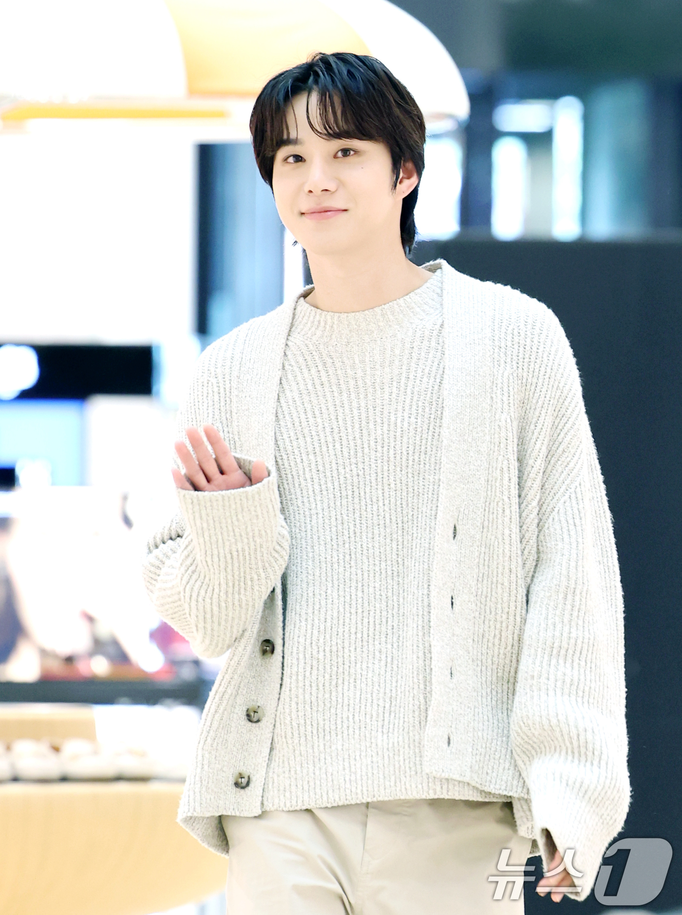 (서울=뉴스1) 권현진 기자 = NCT 정우가 4일 서울 서초구 신세계백화점 강남점에서 열린 패션 브랜드 토즈(Tod's)의 이탈리안 썸머(ITALIAN SUMMER) 팝업 신세계 …