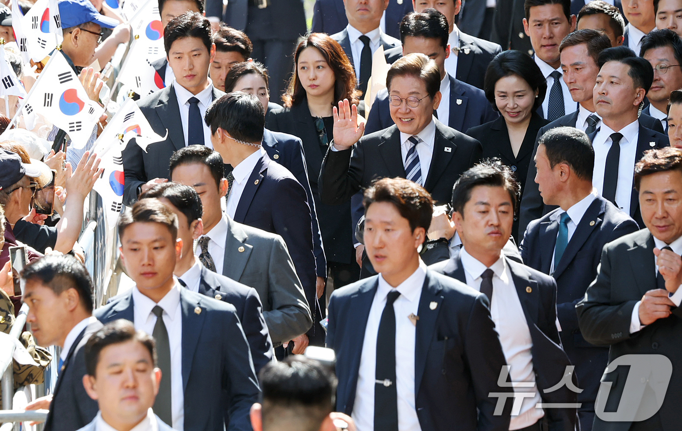 (인천=뉴스1)  오대일 기자 = 이재명 대통령과 김혜경 여사가 제21대 대통령 임기를 시작한 4일 오전 인천 계양구 자택 앞에서 열린 주민 환송 행사를 마친 후 국립서울현충원으로 …