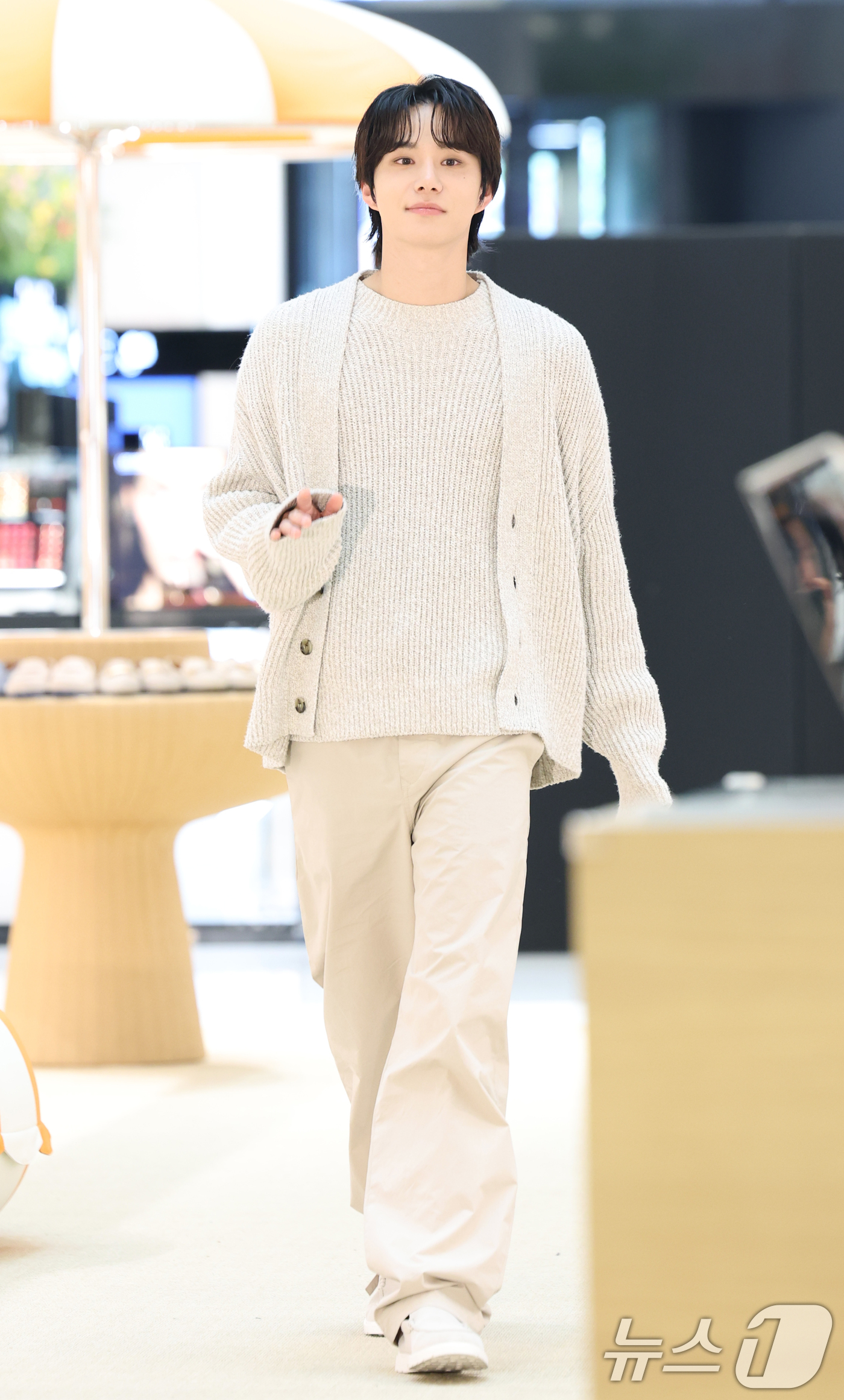 (서울=뉴스1) 권현진 기자 = NCT 정우가 4일 서울 서초구 신세계백화점 강남점에서 열린 패션 브랜드 토즈(Tod's)의 이탈리안 썸머(ITALIAN SUMMER) 팝업 신세계 …