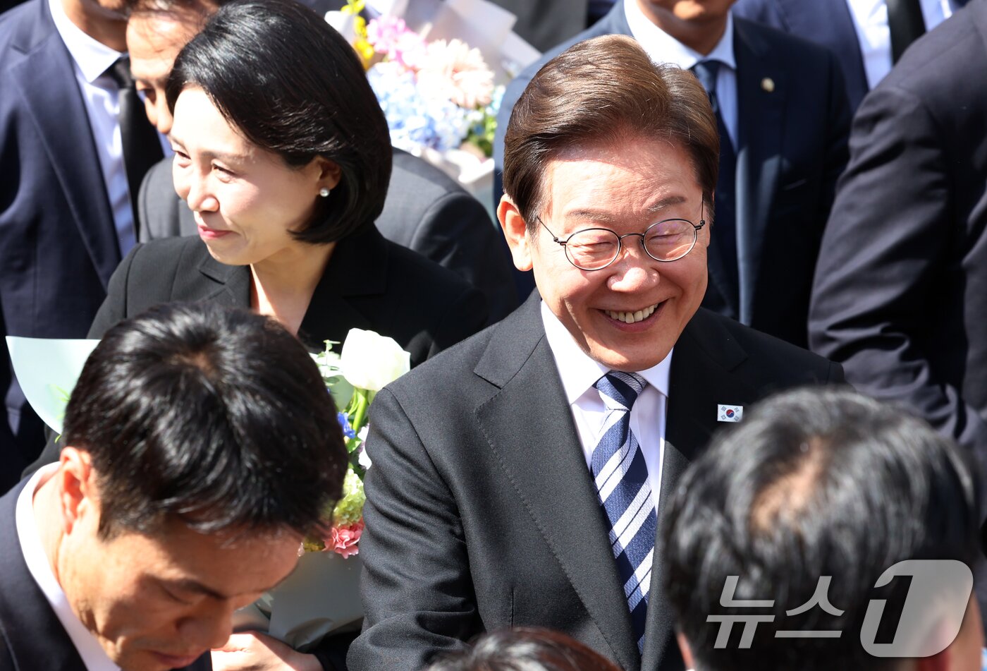 본문 이미지 - 이재명 대통령과 김혜경 여사가 4일 오전 인천시 계양구 자택에서 나오며 환송나온 시민들과 인사를 하고 있다. 2025.6.4/뉴스1 ⓒ News1 김명섭 기자