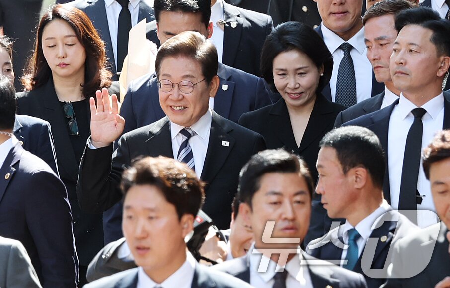 본문 이미지 - 이재명 대통령과 김혜경 여사가 제21대 대통령 임기를 시작한 4일 오전 인천 계양구 자택 앞에서 열린 주민 환송 행사를 마친 후 국립서울현충원으로 향하고 있다. 2025.6.4/뉴스1 ⓒ News1 오대일 기자