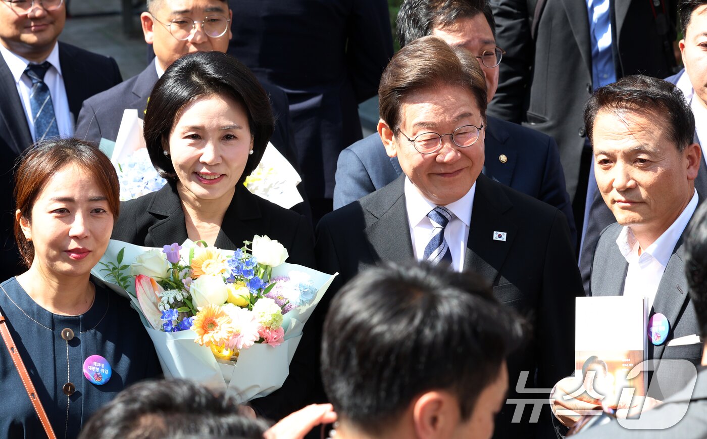 본문 이미지 - 이재명 대통령과 김혜경 여사가 4일 오전 인천시 계양구 자택에서 나오며 환송나온 시민들과 인사를 하고 있다. 2025.6.4/뉴스1 ⓒ News1 김명섭 기자