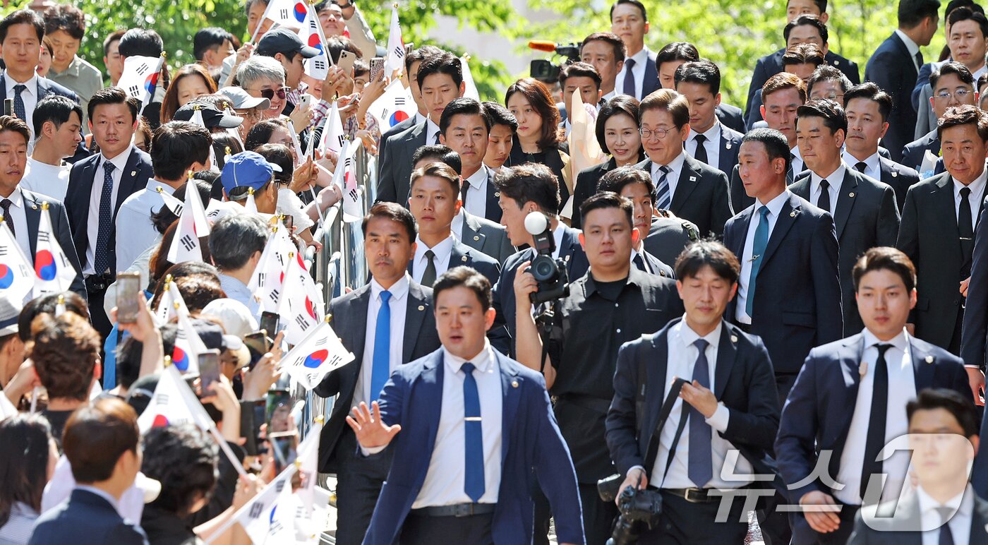 본문 이미지 - 이재명 대통령과 김혜경 여사가 제21대 대통령 임기를 시작한 4일 오전 인천 계양구 자택 앞에서 열린 주민 환송 행사를 마친 후 국립서울현충원으로 향하고 있다. 2025.6.4/뉴스1 ⓒ News1 오대일 기자
