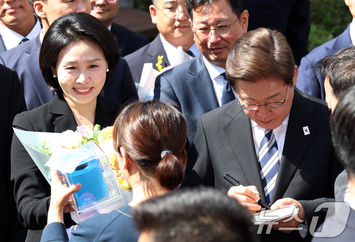 본문 이미지 - 이재명 대통령과 김혜경 여사가 4일 오전 인천시 계양구 자택에서 나오며 환송나온 시민들과 인사를 하고 있다. 2025.6.4/뉴스1 ⓒ News1 김명섭 기자