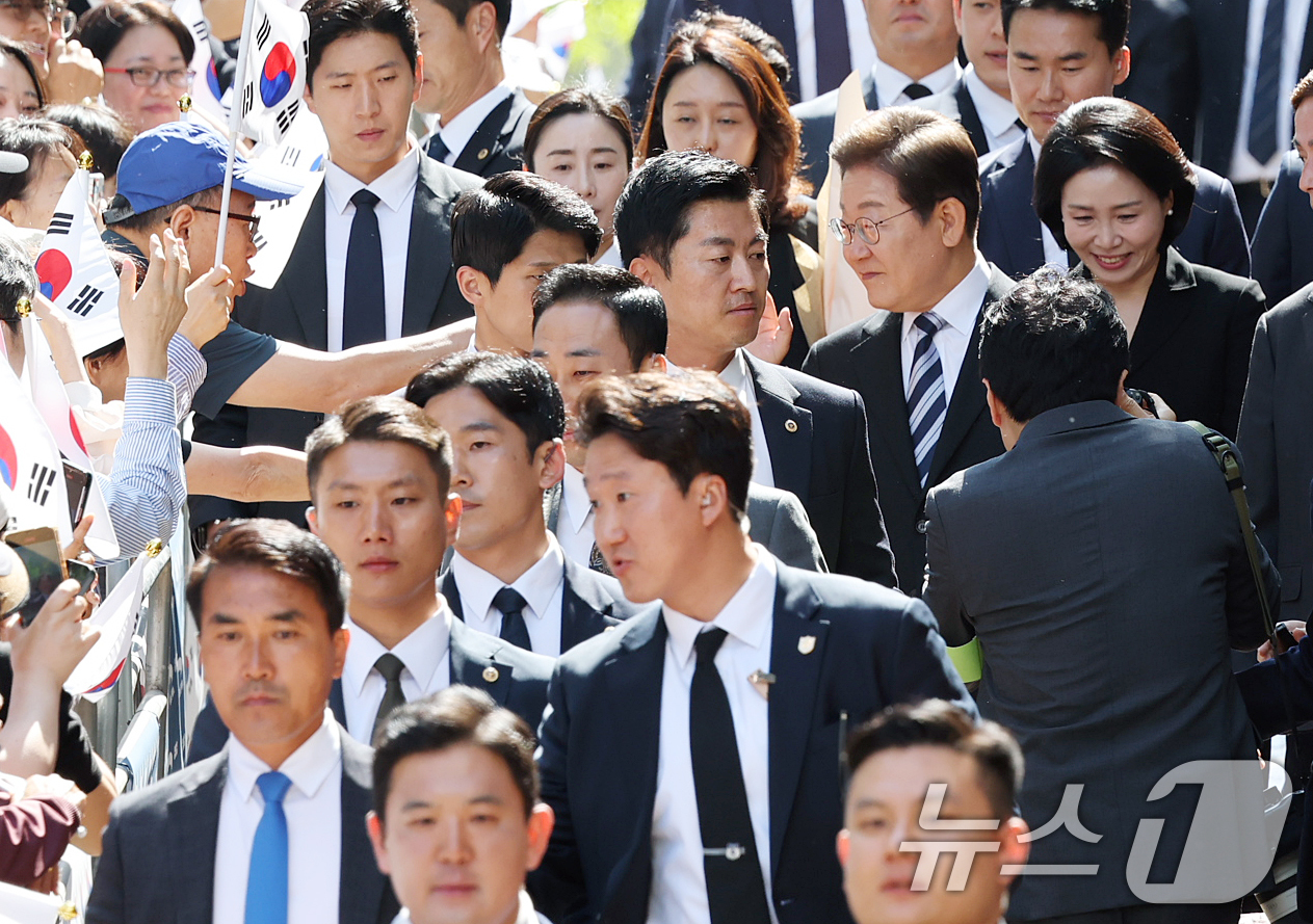 (인천=뉴스1)  오대일 기자 = 이재명 대통령과 김혜경 여사가 제21대 대통령 임기를 시작한 4일 오전 인천 계양구 자택 앞에서 열린 주민 환송 행사를 마친 후 국립서울현충원으로 …