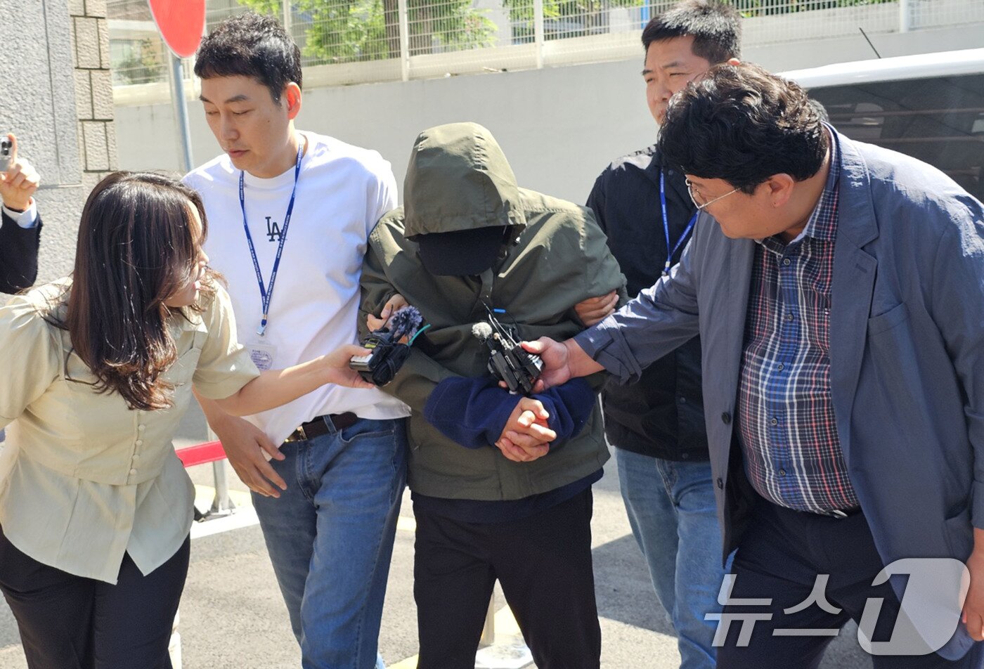 본문 이미지 - 진도에서 차량을 바다에 빠뜨려 일가족을 숨지게 한 지 모 씨(49)가 4일 오전 구속 전 피의자심문(영장실질심사)을 위해 광주지방법원에 들어서고 있다. 2025.6.4/뉴스1 ⓒ News1 최성국 기자