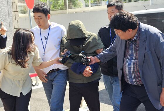 차량 빠뜨려 아내·두 아들 살해 40대 영장심사 출석…묵묵부답(종합)