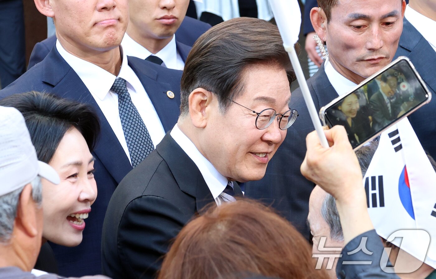 본문 이미지 - 이재명 대통령과 김혜경 여사가 4일 오전 인천시 계양구 자택에서 나오며 환송나온 시민들과 인사를 하고 있다. 2025.6.4/뉴스1 ⓒ News1 김명섭 기자