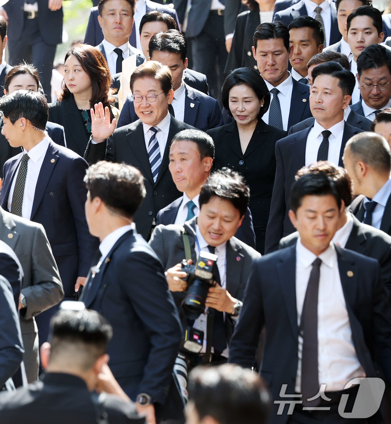 본문 이미지 - 이재명 대통령과 김혜경 여사가 제21대 대통령 임기를 시작한 4일 오전 인천 계양구 자택 앞에서 열린 주민 환송 행사를 마친 후 국립서울현충원으로 향하고 있다. 2025.6.4/뉴스1 ⓒ News1 오대일 기자