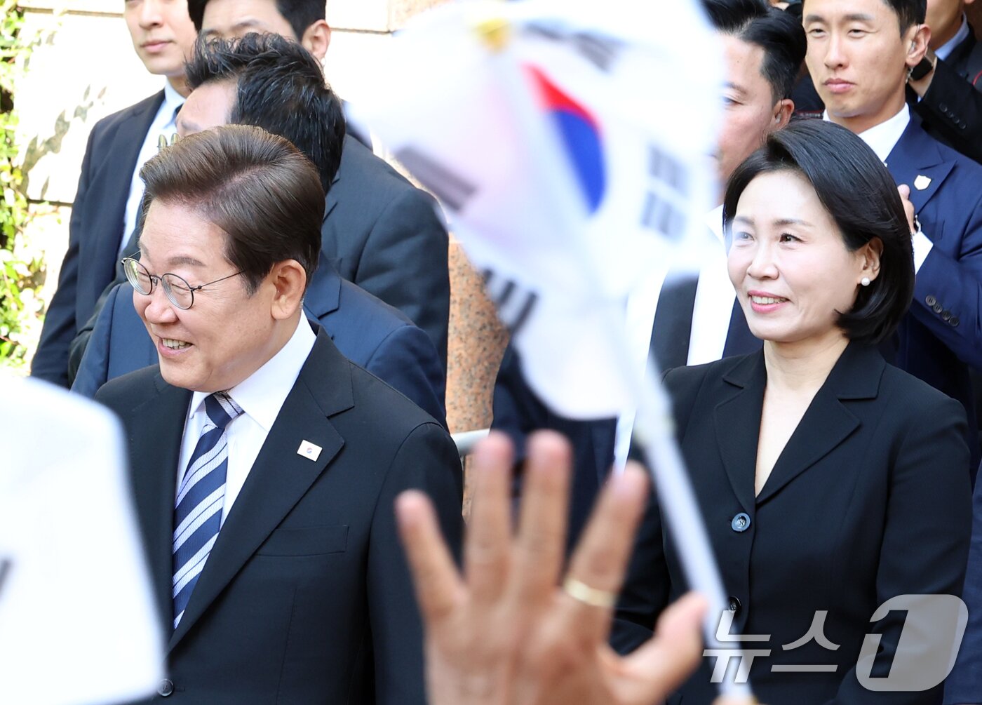 본문 이미지 - 이재명 대통령과 김혜경 여사가 4일 오전 인천시 계양구 자택에서 나오며 환송나온 시민들과 인사를 하고 있다. 2025.6.4/뉴스1 ⓒ News1 김명섭 기자