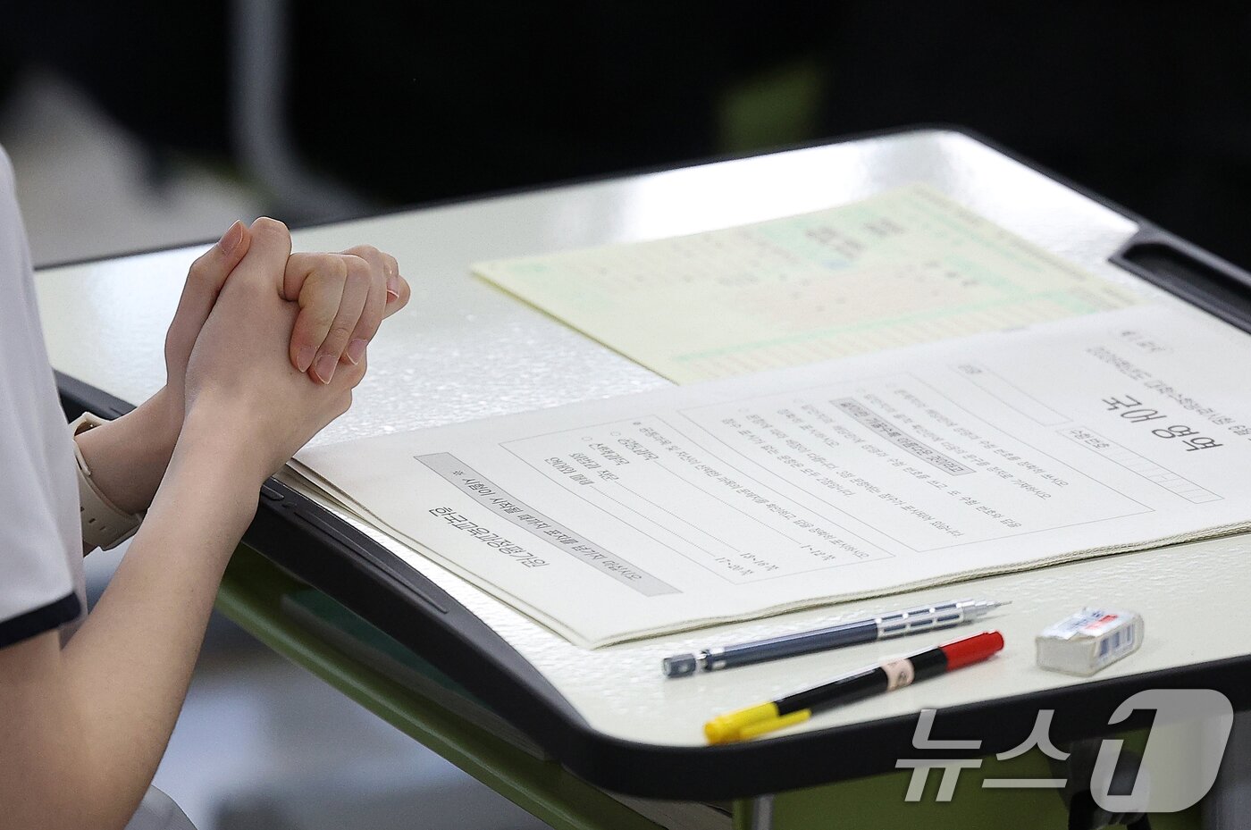 본문 이미지 - 2026학년도 대학수학능력시험 6월 모의평가가 치러진 6월 4일 오전 대구 수성구 대구여자고등학교에서 고3 학생들이 1교시 국어 영역 시험을 앞두고 한 수험생이 손을 모아 기도하며 마음을 가다듬고 있다. /뉴스1 ⓒ News1 공정식 기자