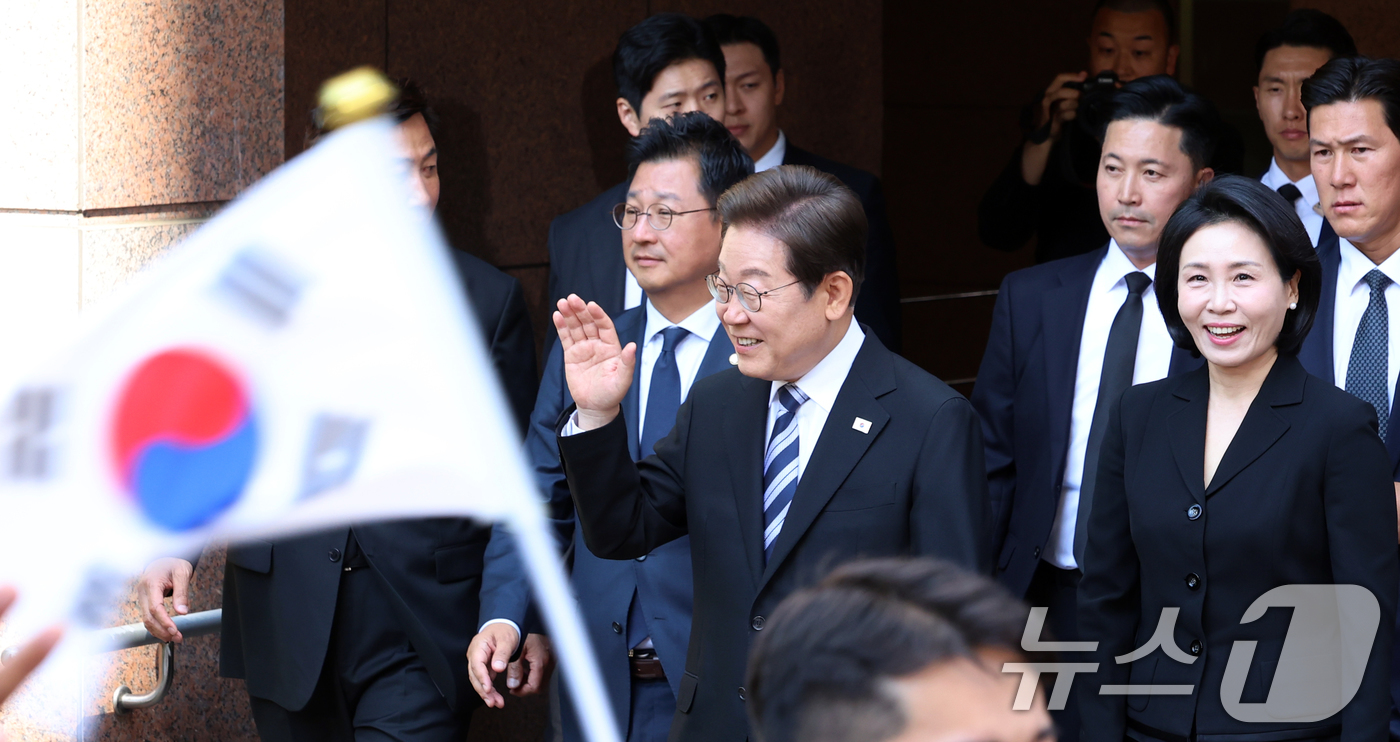 (서울=뉴스1) 김명섭 기자 = 이재명 대통령과 김혜경 여사가 4일 오전 인천시 계양구 자택에서 나오며 환송나온 시민들과 인사를 하고 있다. 2025.6.4/뉴스1