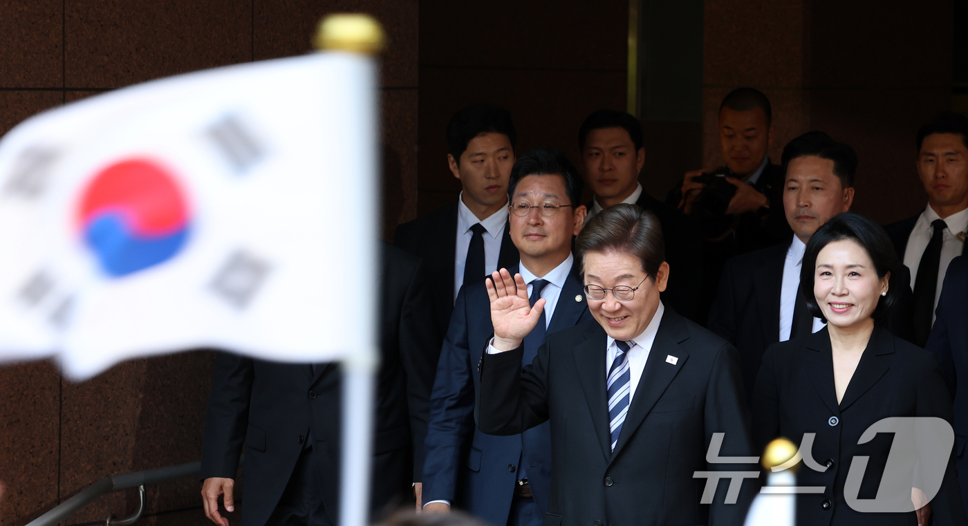 (서울=뉴스1) 김명섭 기자 = 이재명 대통령과 김혜경 여사가 4일 오전 인천시 계양구 자택에서 나오며 환송나온 시민들과 인사를 하고 있다. 2025.6.4/뉴스1