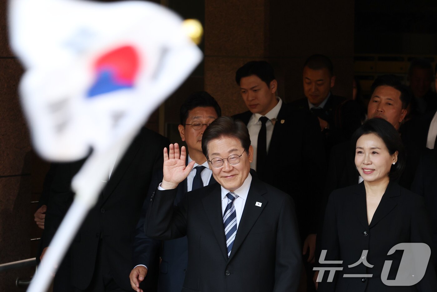 본문 이미지 - 이재명 대통령과 김혜경 여사가 4일 오전 인천시 계양구 자택에서 나오며 환송나온 시민들과 인사를 하고 있다. 2025.6.4/뉴스1 ⓒ News1 김명섭 기자