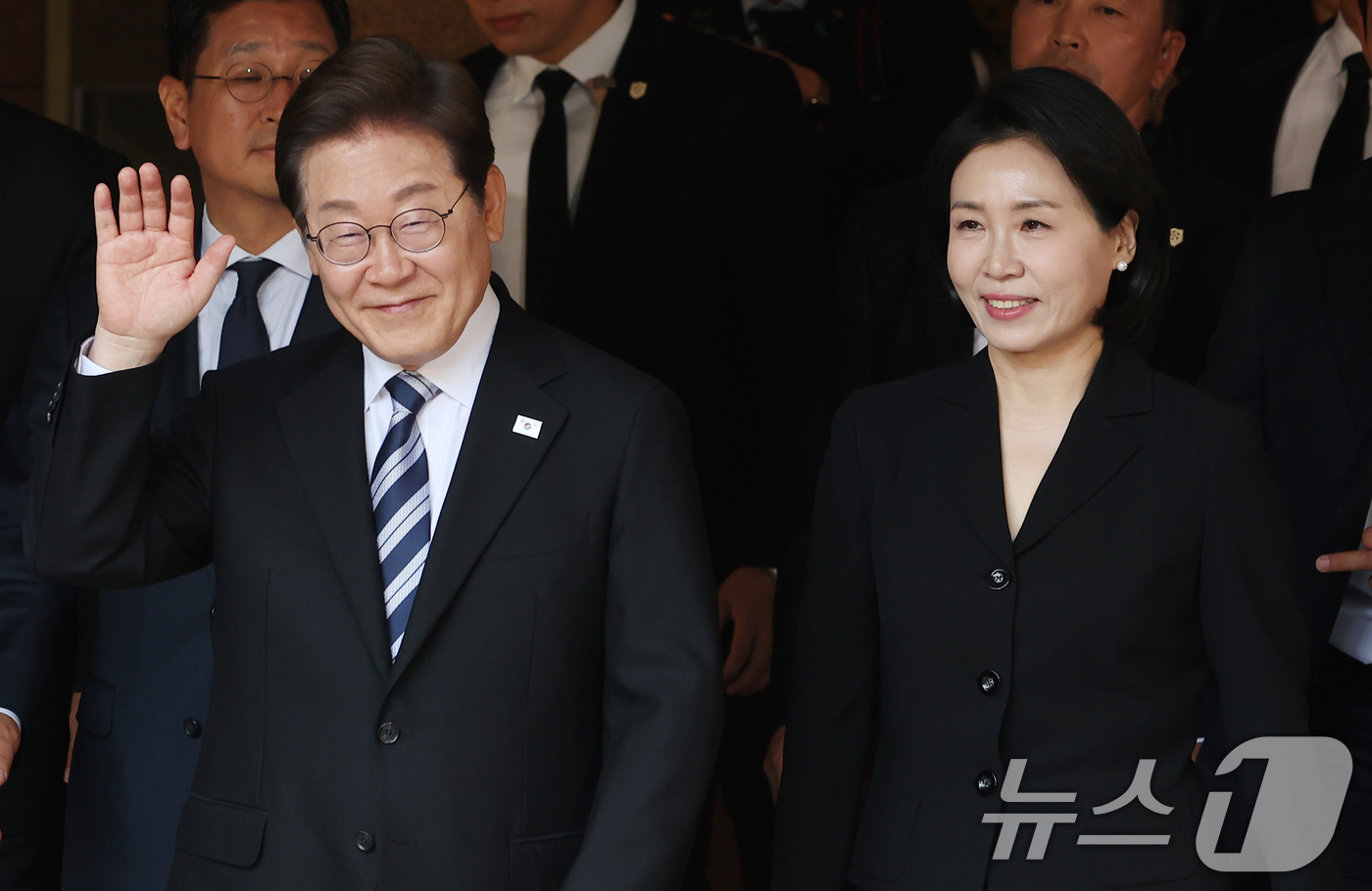 (서울=뉴스1) 김명섭 기자 = 이재명 대통령과 김혜경 여사가 4일 오전 인천시 계양구 자택에서 나오며 환송나온 시민들과 인사를 하고 있다. 2025.6.4/뉴스1