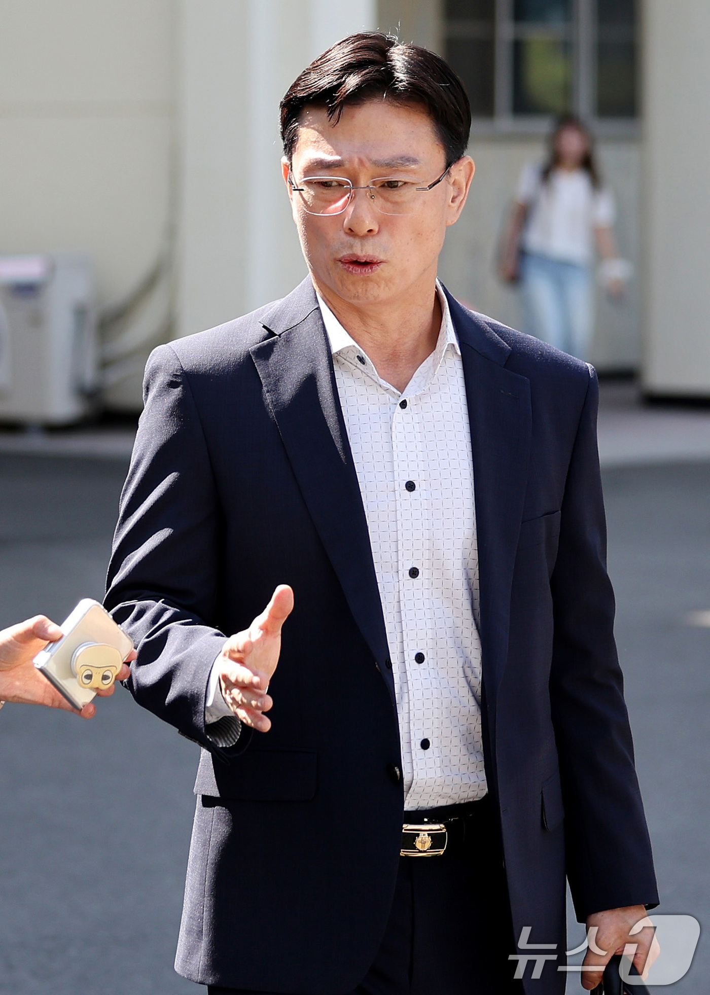 (대구=뉴스1) 공정식 기자 = 임성근 전 해병대 1사단장이 4일 오전 '해병대 채 상병 순직 사건' 관련; 검찰 조사를 받기 위해 대구지검에 도착해 취재진 질문에 답하고 있다. …