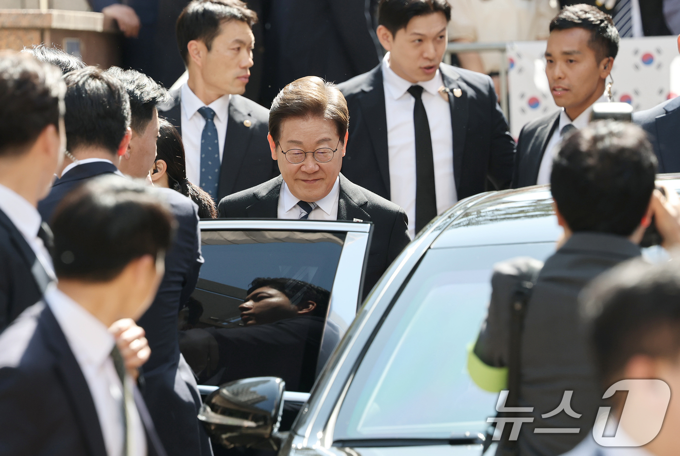 (인천=뉴스1)  오대일 기자 = 이재명 대통령이 제21대 대통령 임기를 시작한 4일 오전 인천 계양구 자택 앞에서 열린 주민 환송 행사를 마친 후 국립서울현충원으로 향하는 차량에 …