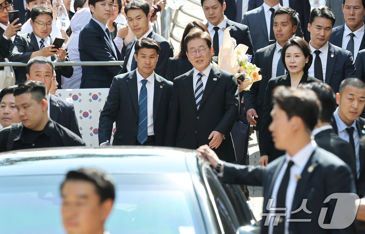 본문 이미지 - 이재명 대통령과 김혜경 여사가 제21대 대통령 임기를 시작한 4일 오전 인천 계양구 자택 앞에서 열린 주민 환송 행사를 마친 후 국립서울현충원으로 향하는 차량에 탑승하고 있다. 2025.6.4/뉴스1 ⓒ News1 오대일 기자