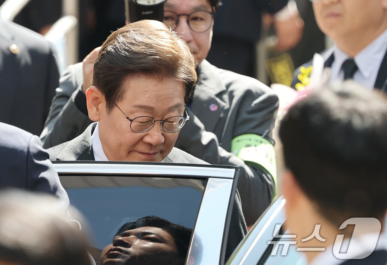 본문 이미지 - 이재명 대통령이 제21대 대통령 임기를 시작한 4일 오전 인천 계양구 자택 앞에서 열린 주민 환송 행사를 마친 후 국립서울현충원으로 향하는 차량에 탑승하고 있다. 2025.6.4/뉴스1 ⓒ News1 오대일 기자