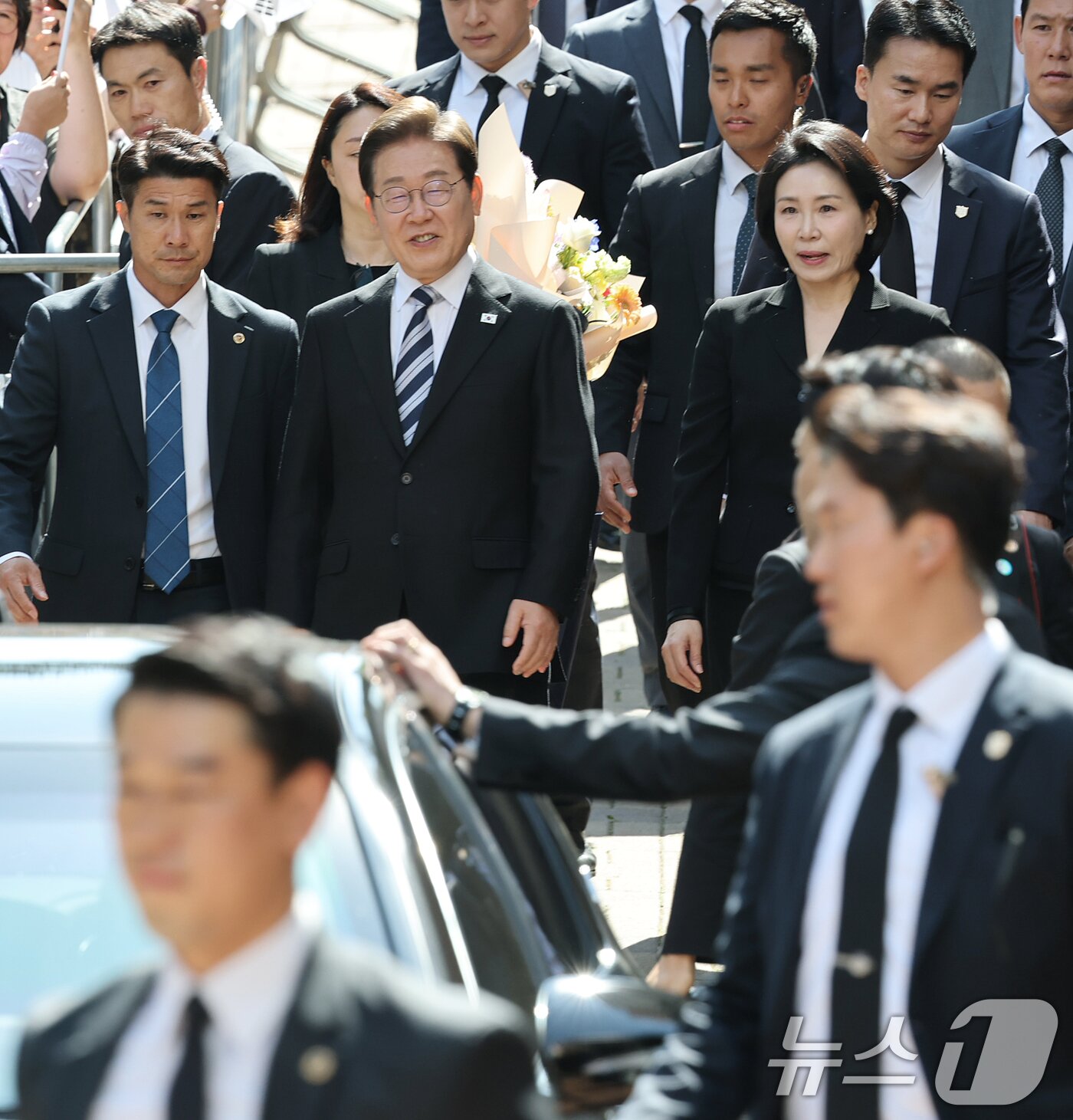 본문 이미지 - 이재명 대통령과 김혜경 여사가 제21대 대통령 임기를 시작한 4일 오전 인천 계양구 자택 앞에서 열린 주민 환송 행사를 마친 후 국립서울현충원으로 향하는 차량에 탑승하고 있다. 2025.6.4/뉴스1 ⓒ News1 오대일 기자