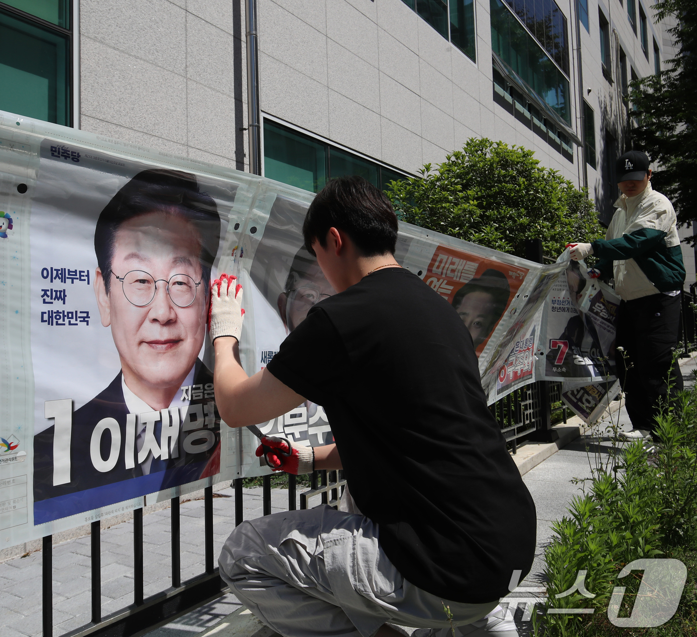 (부산=뉴스1) 윤일지 기자 = 4일 오전 부산 연제구 한 도로변에서 부산시선관위 관계자들이 제21대 대통령 선거 벽보를 철거하고 있다. 2025.6.4/뉴스1