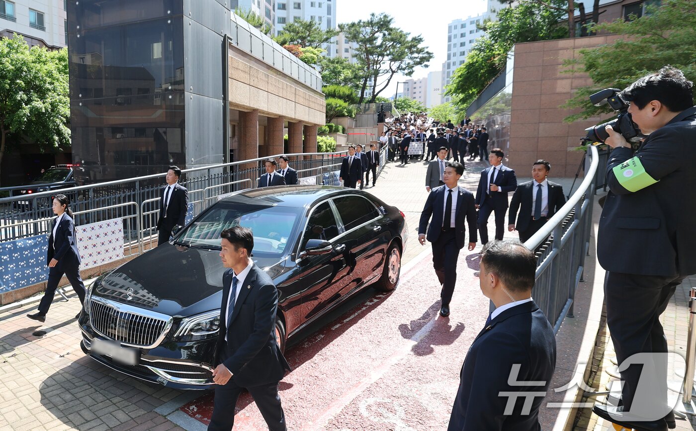 본문 이미지 - 이재명 대통령이 제21대 대통령 임기를 시작한 4일 오전 인천 계양구 자택 앞에서 열린 주민 환송 행사를 마친 후 국립서울현충원으로 향하고 있다. 2025.6.4/뉴스1 ⓒ News1 오대일 기자