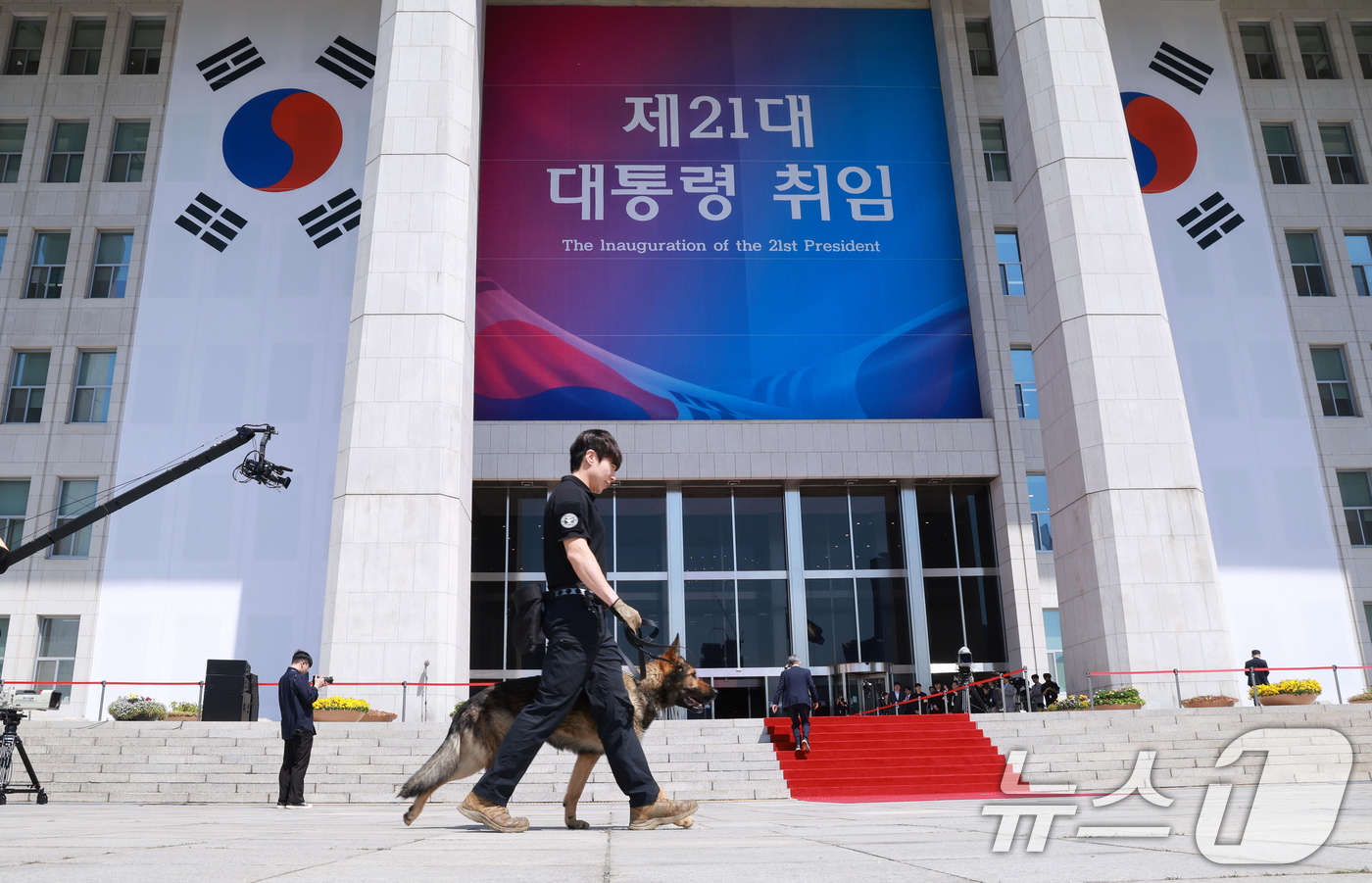 (서울=뉴스1) 국회사진기자단 = 이재명 대통령의 취임 선서를 앞둔 4일 서울 여의도 국회 본청 주위에서 경찰특공대원과 탐지견이 폭발물 탐지를 하고 있다.  2025.6.4/뉴스1 …