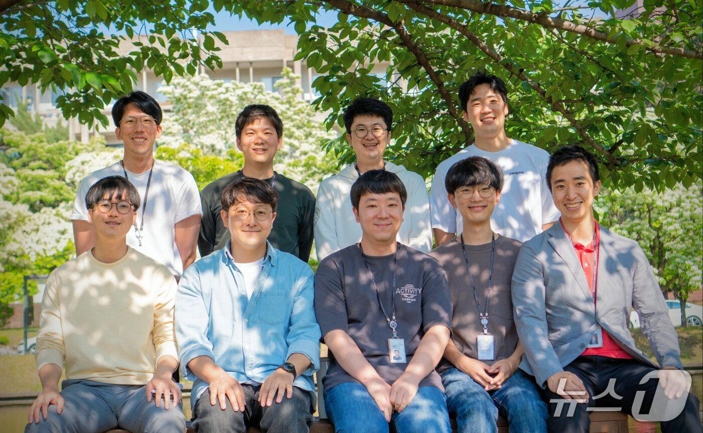 본문 이미지 - 오형석 한국과학기술연구원 청정에너지연구센터 책임연구원·센터장(앞줄 왼쪽 두번째)과 연구팀(과기정통부 제공)/뉴스1