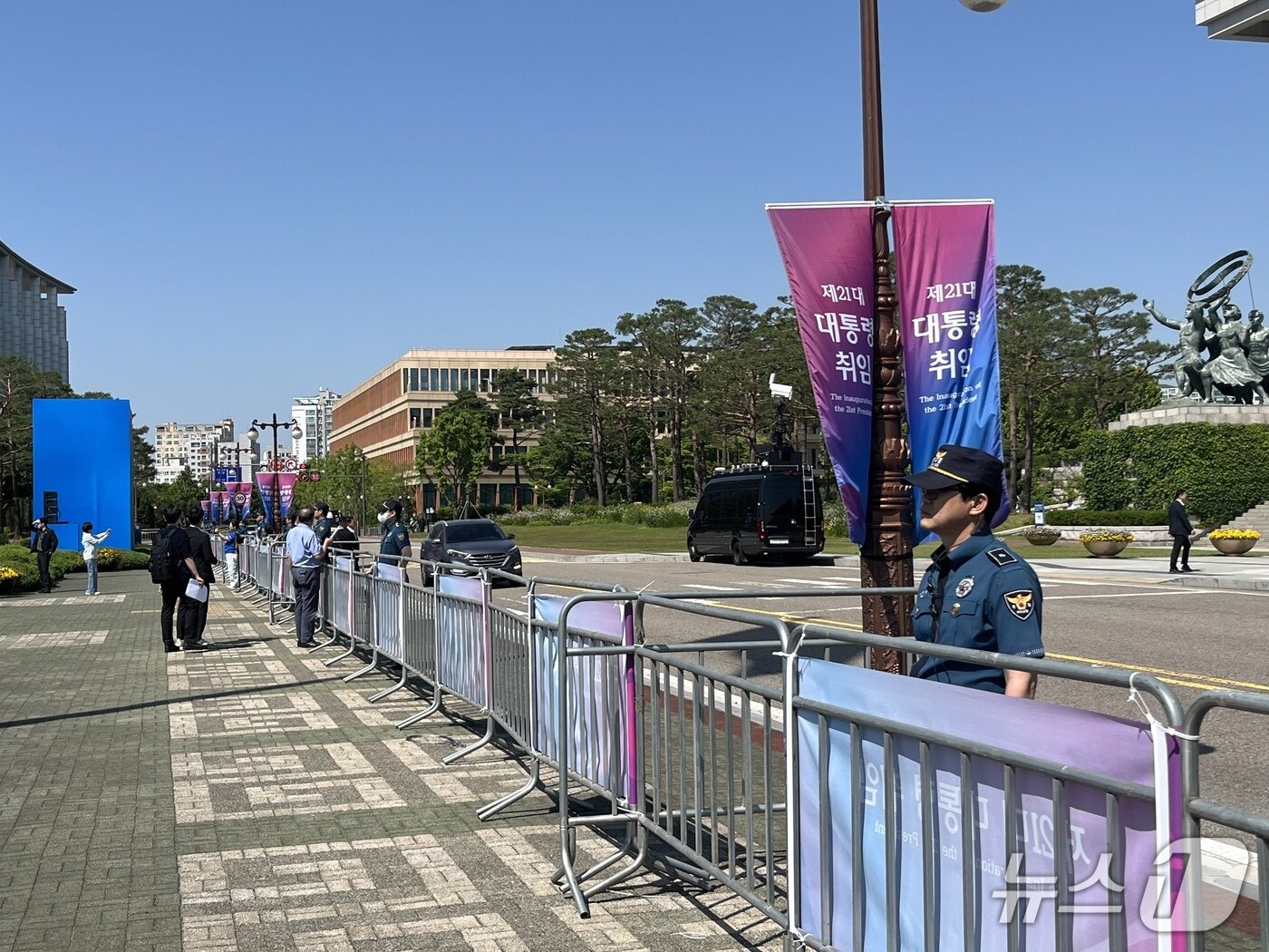 본문 이미지 - 제21대 대통령 취임식이 열리는 서울 여의도 국회 곳곳에 경찰관이 배치해 경비를 서고 있다. / 뉴스1 김종훈 기자