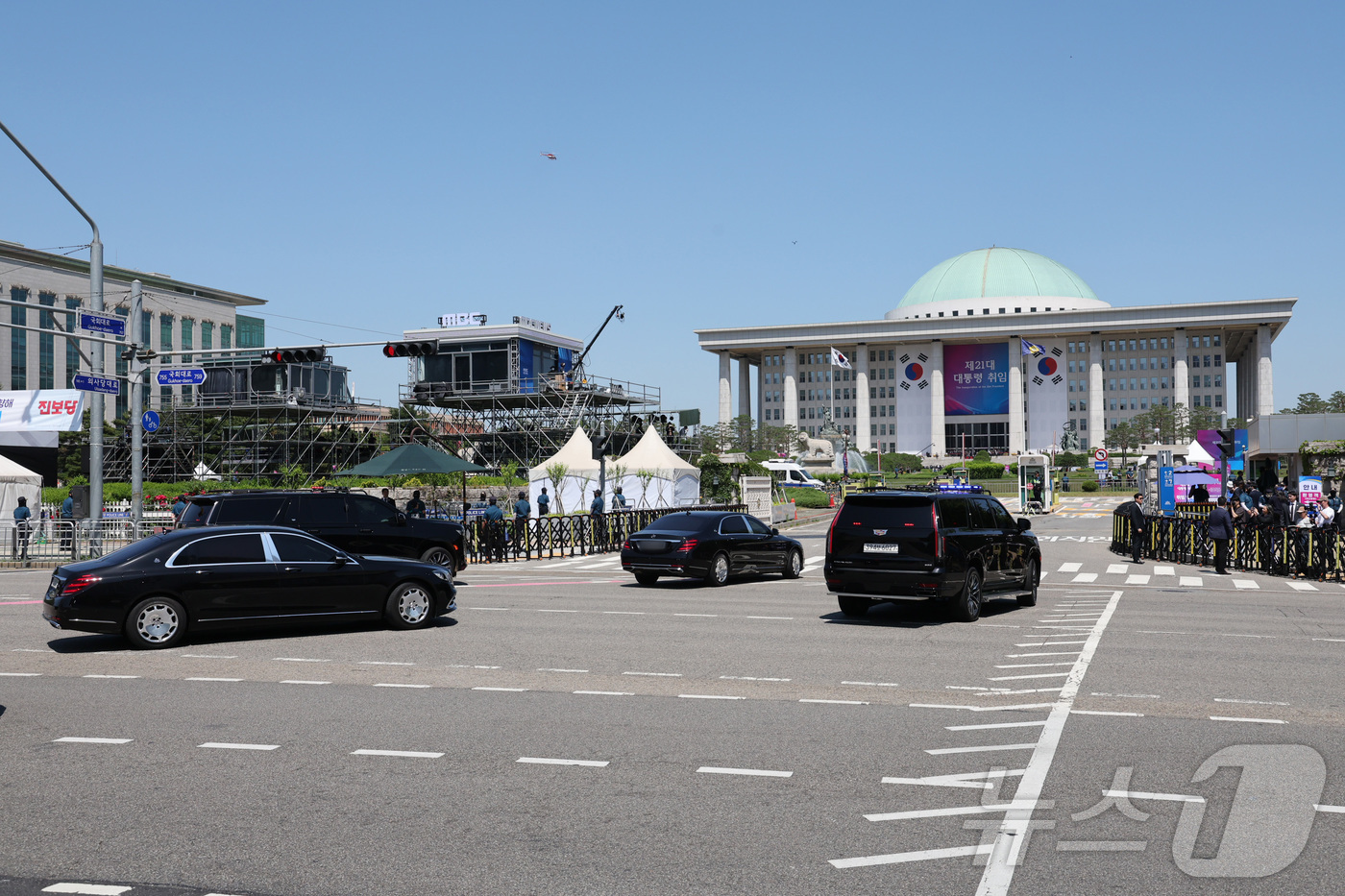 (서울=뉴스1) 이재명 기자 = 이재명 대통령이 4일 오전 서울 여의도 국회에서 제21대 대통령 취임 선서를 하기 위해 차량을 타고 이동하고 있다. 2025.6.4/뉴스1