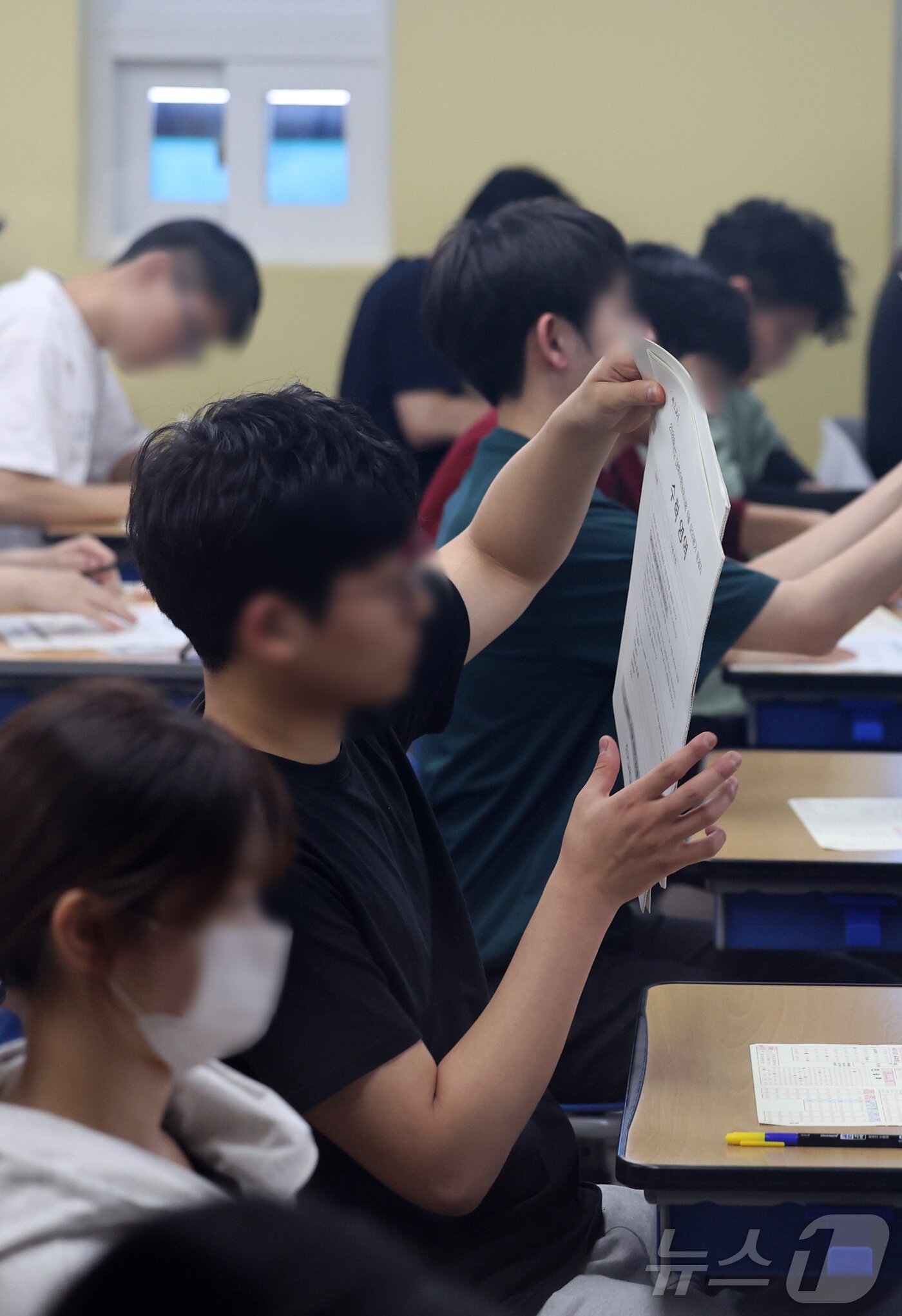 본문 이미지 - 재수생들이 2026학년도 대학수학능력시험 6월 평가원 모의고사 시행일인 4일 오전 서울 양천구 종로학원 고사실에서 시험지를 배부받고 있다. &#40;공동취재&#41; 2025.6.4/뉴스1 ⓒ News1 이승배 기자