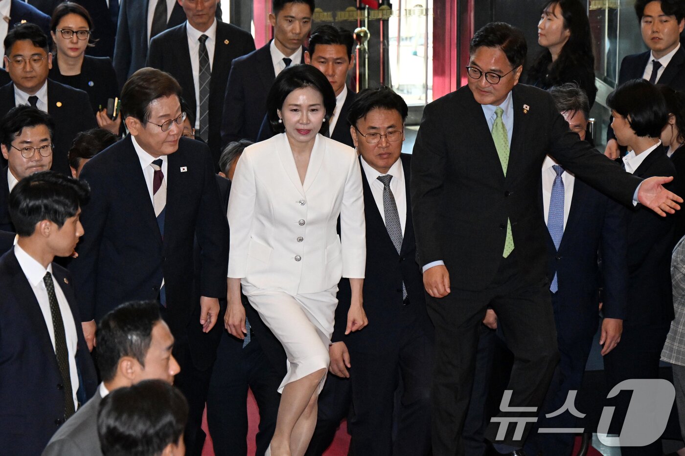 본문 이미지 - 이재명 대통령이 4일 오전 서울 여의도 국회에서 제21대 대통령 취임 선서를 하기 위해 김혜경 여사와 도착, 우원식 의장과 함께 로텐더홀로 향하고 있다. 2025.6.4/뉴스1 ⓒ News1 국회사진기자단